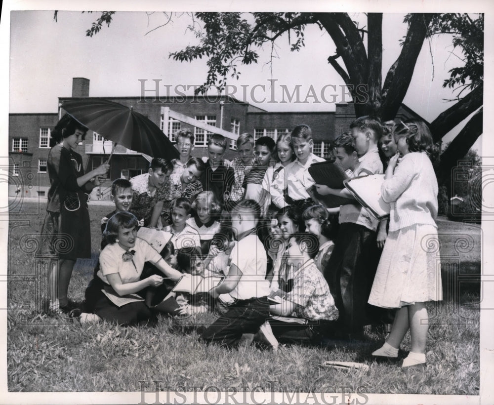 1953 Press Photo Mrs. Nell Owen and her students having class outside. - Historic Images