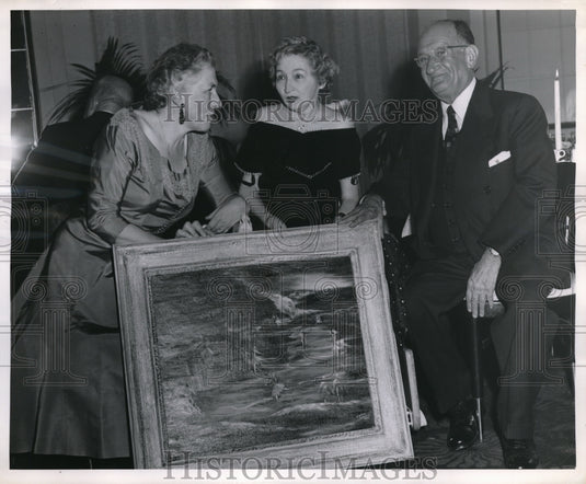 1955 Press Photo Mrs. A. Kae submitting her painting for a nationwide contest. - Historic Images