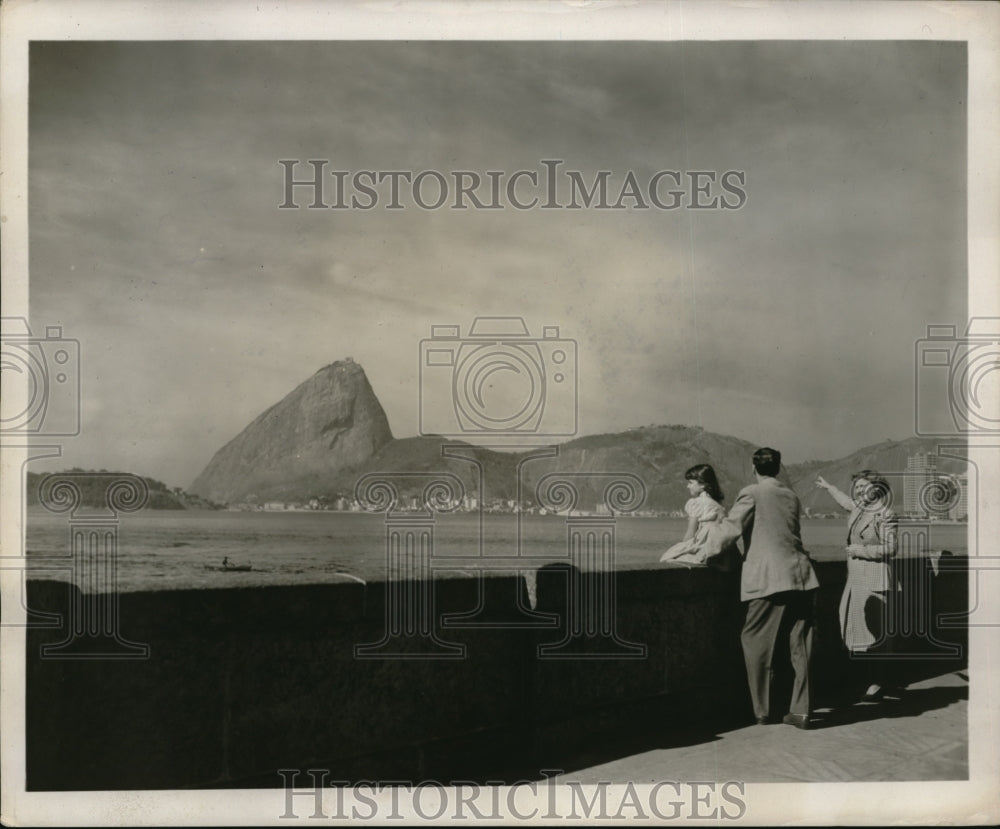 1956 Press Photo A family taking in the view of Sugar Loaf Mt. from sea wall-Historic Images