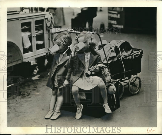 1943 Press Photo Children of Reserve Officer who has been called to colors - Historic Images