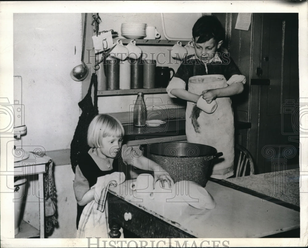 1944 Press Photo London England empty apartment taken over by children - Historic Images