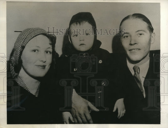 1932 Press Photo Lewis Hines & parents , baby swallowed open safety pin - Historic Images