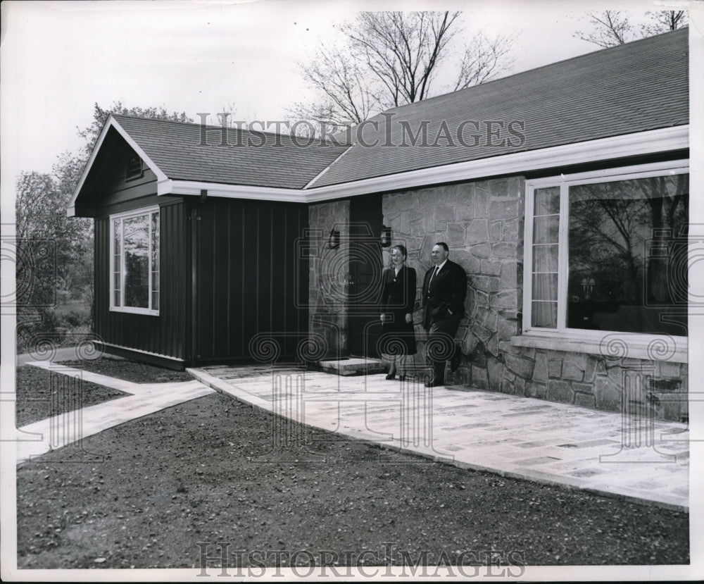 1951 Press Photo Herman Hickman &amp; wife at ranch home in Woodbrige Conn. - Historic Images