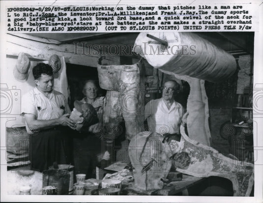 1957 Press Photo St Louis MO Dr L Milliken, FJ Ray, CJ Zone & pitching dummy - Historic Images