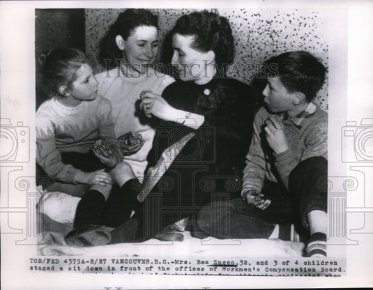 1956 Press Photo Vancouver,Canada Mrs Ben Zucco & kids at sit down strike - Historic Images