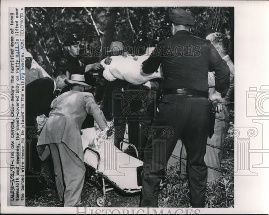 1951 Press Photo Body of murder vic Patty Hull recovered at Live Oak Canyon Cal. - Historic Images