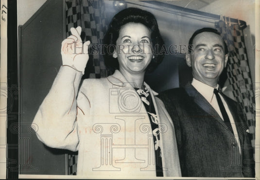 1964 Press Photo William Miller & a woman with fingers crossed - Historic Images