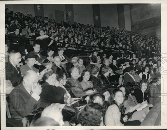 1944 Press Photo Crowd at Hanson Theater in Cleveland Ohio - nec98844 - Historic Images