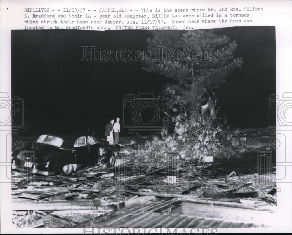 1957 Press Photo Scene Where Mr. &amp; Mrs. Wilford E. Bradford &amp; Daughter Billie - Historic Images