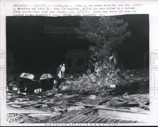 1957 Press Photo Scene Where Mr. & Mrs. Wilford E. Bradford & Daughter Billie - Historic Images