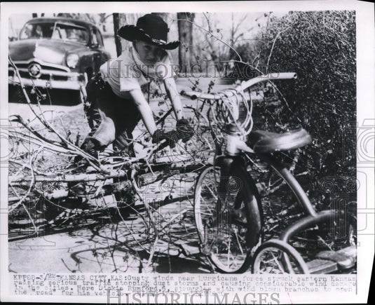 1953 Press Photo After the heavy winds,Rumford clears the street for him to pass - Historic Images