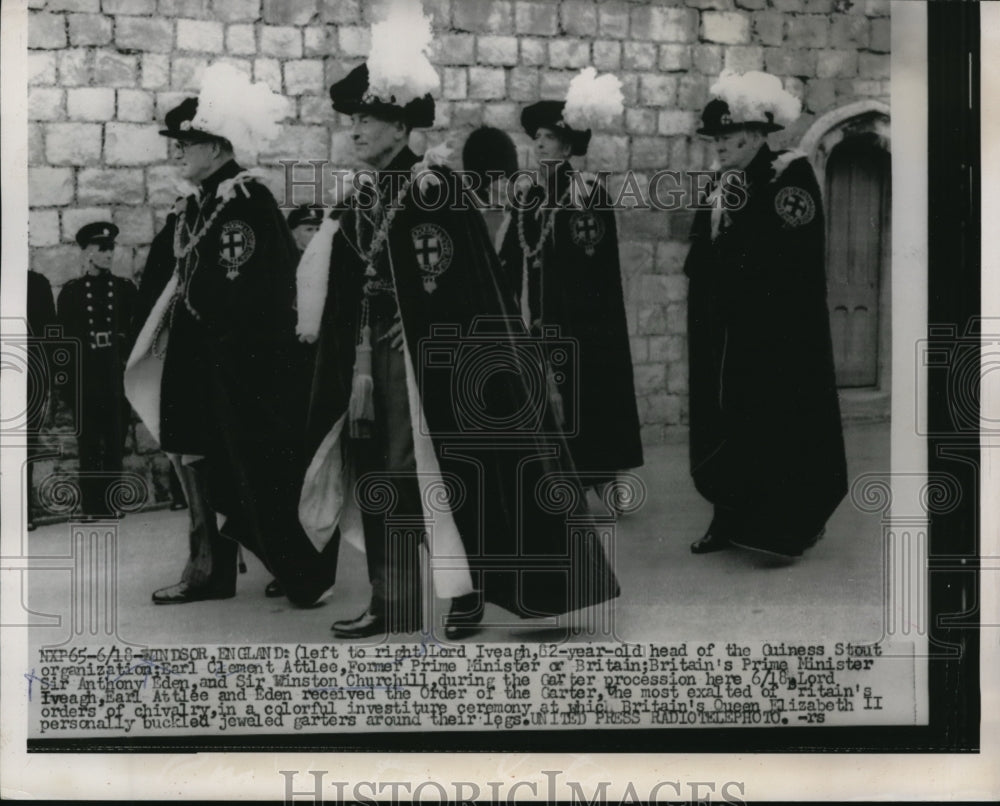 1956 Press Photo Britain&#39;s most exalted orders in a colorful investiture event - Historic Images