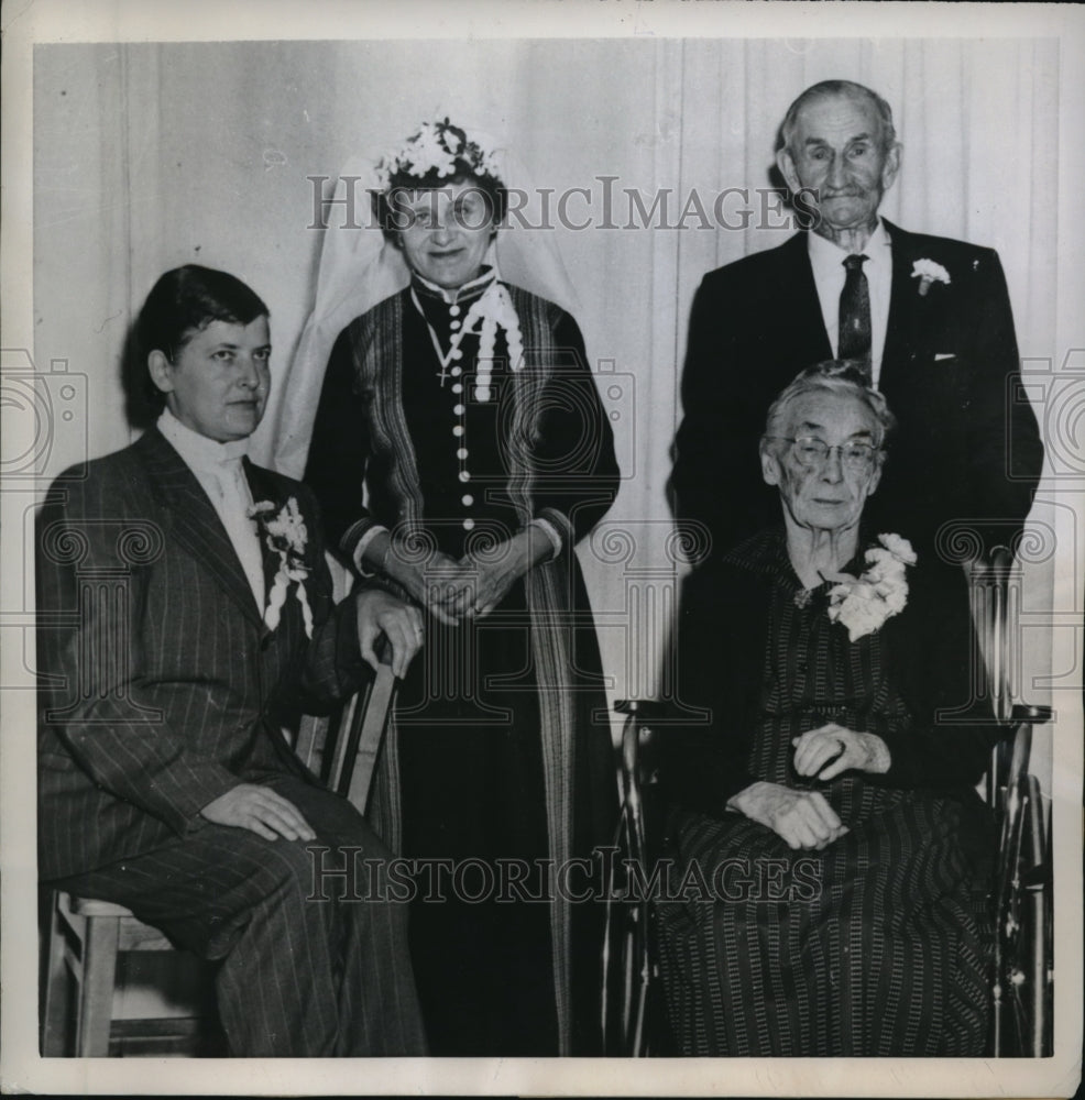 1959 Press Photo Mr. &amp; Mrs. Heinz with volunteers who re enacted their vows - Historic Images