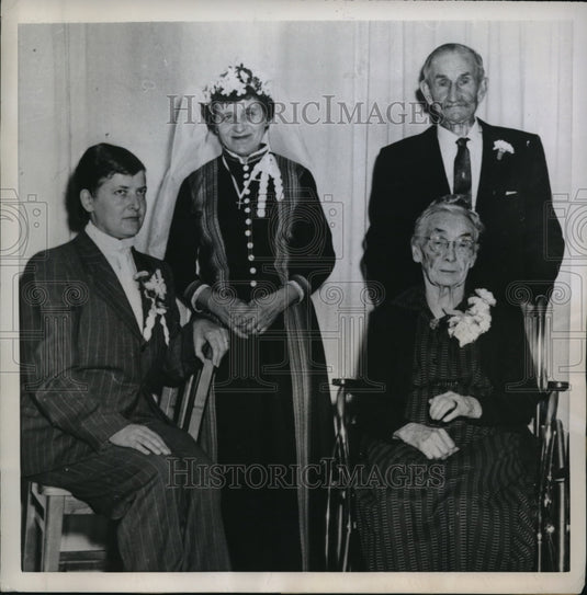 1959 Press Photo Mr. & Mrs. Heinz with volunteers who re enacted their vows - Historic Images