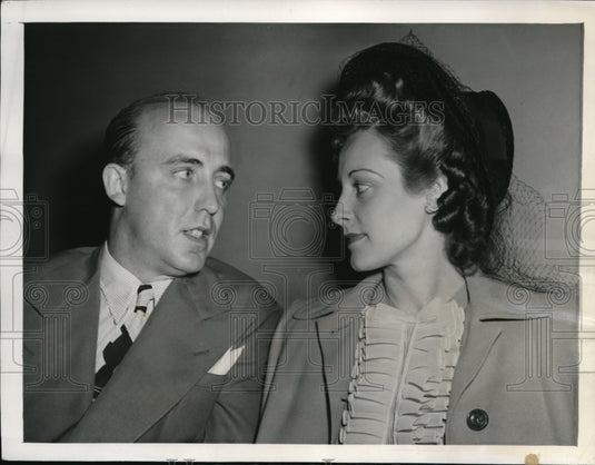 1944 Press Photo LA Calif Mr & Mrs HJ Hardwig at court in damage suit - Historic Images