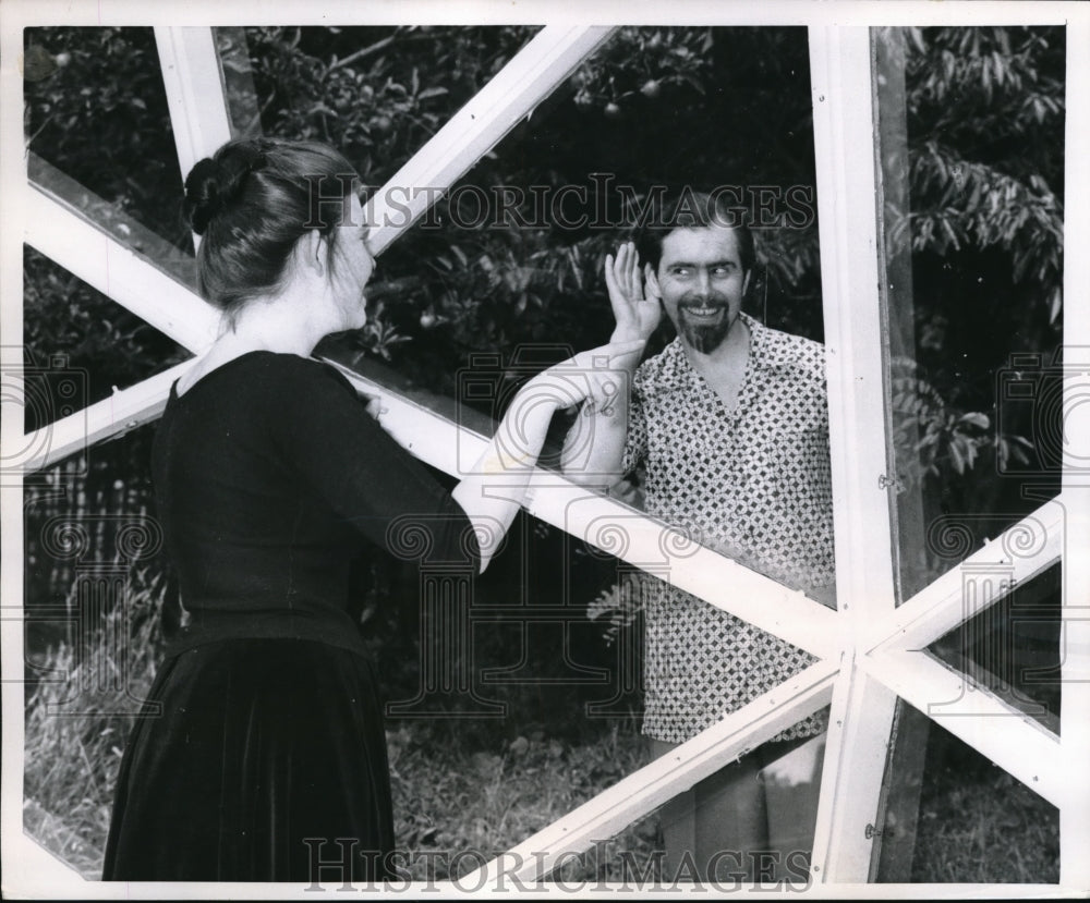 1958 Press Photo Architect Hugh Pope and Wife Jennie in Glass House - Historic Images