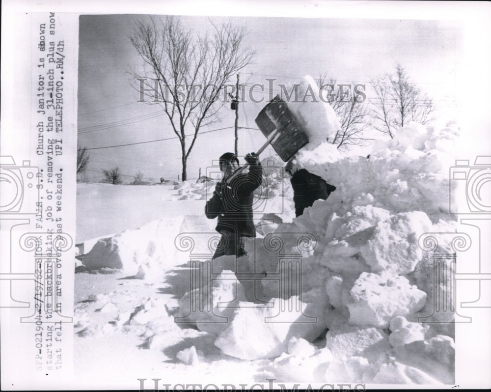 1962 Press Photo Church janitor removes 31-inch snow in Sioux Falls - Historic Images