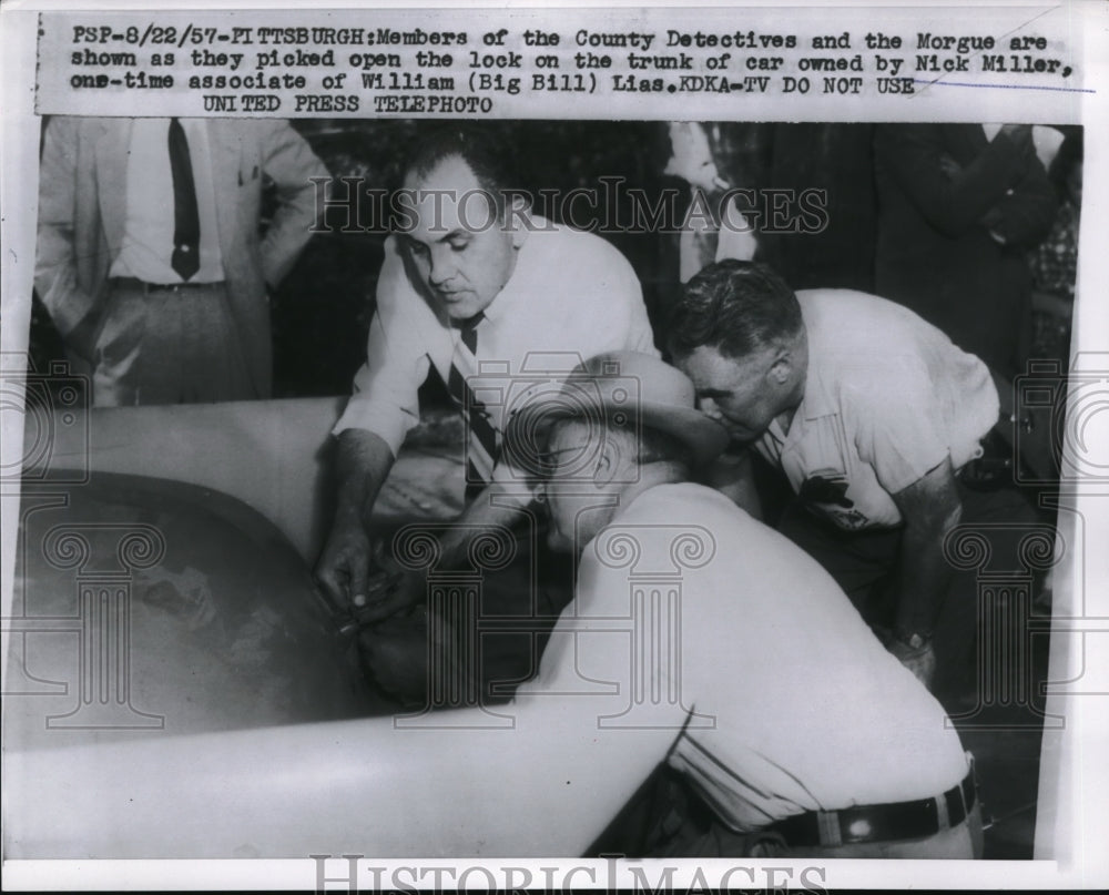 1957 Press Photo County Detectives and Morgue looking in a trunk of a car - Historic Images