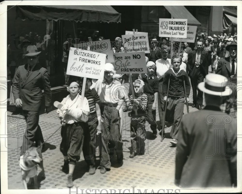 1940 Press Photo Chicago Children parading down the streets protesting fireworks - Historic Images