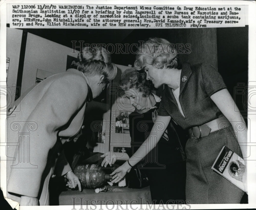 1970 Press Photo Justice Dep. Wives Com on Drugs Educ.met at Smithsonian Inst. - Historic Images