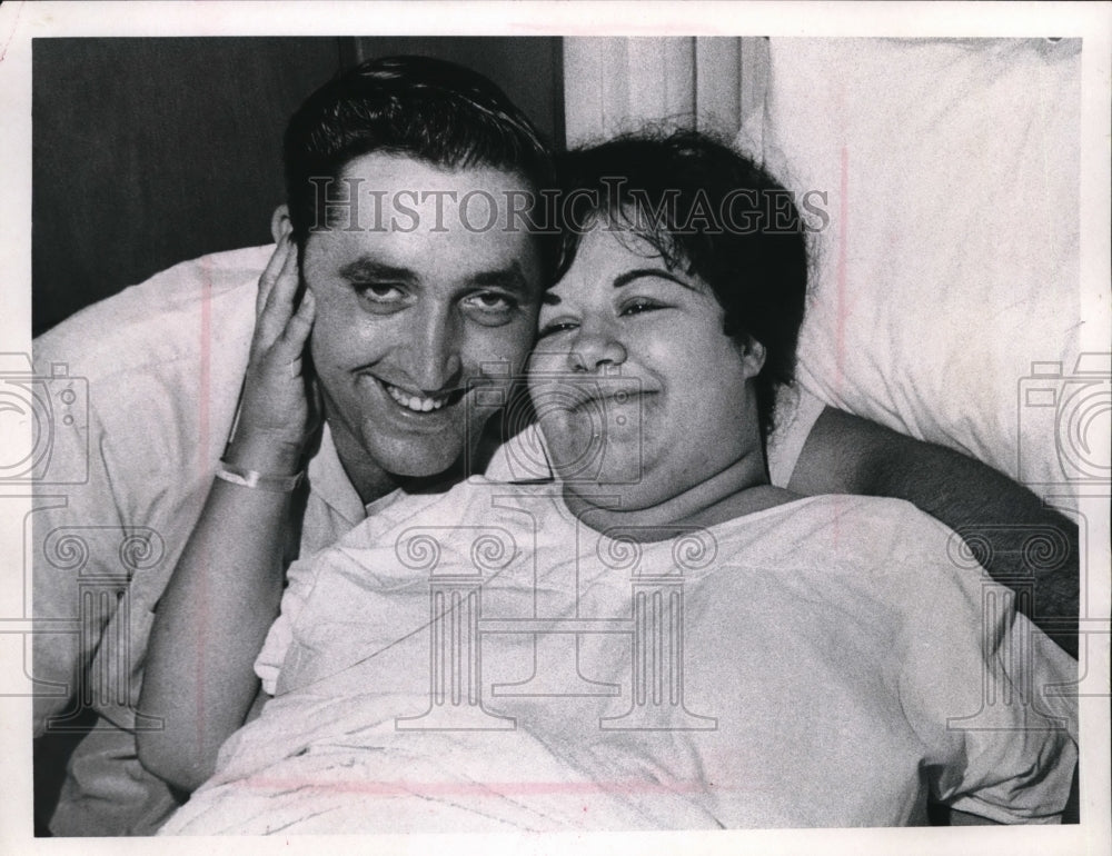 1971 Press Photo A happy shot of Baron and Linda Morris while in the hospital - Historic Images