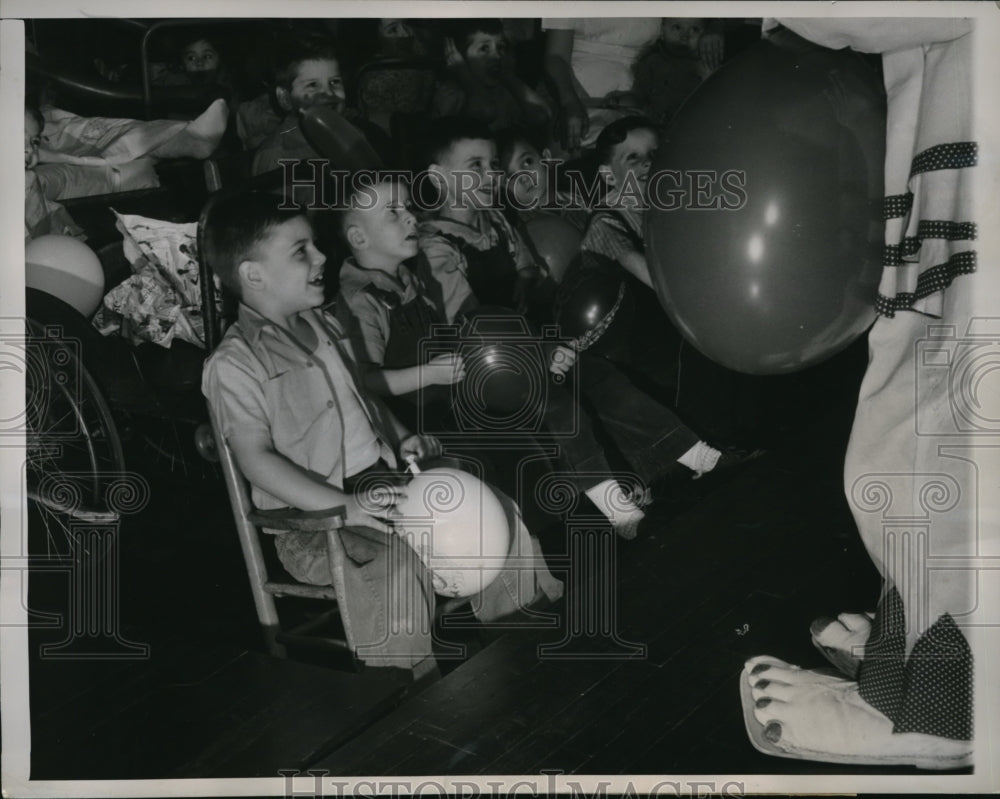 1949 Press Photo Clown C. Sherman made the kids patients of Shriner&#39;s Hospital - Historic Images