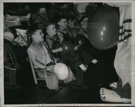 1949 Press Photo Clown C. Sherman made the kids patients of Shriner's Hospital - Historic Images