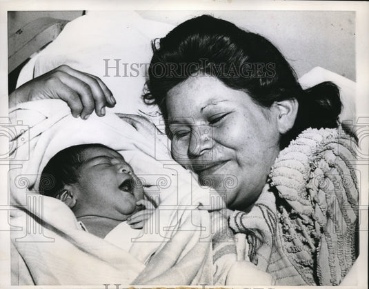 1949 Press Photo Mrs Clare Lucas and daughter Seeva Fair Lucas - Historic Images