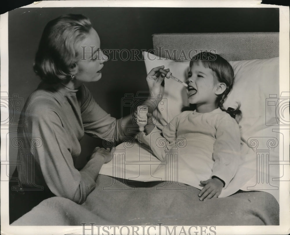 1957 Press Photo Aspirin replacement Liquiprin improves medicine time for kids-Historic Images