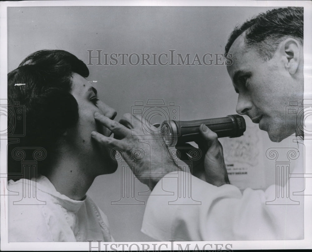 1954 Press Photo Physician examining a patient&#39;s throat for cancer - Historic Images