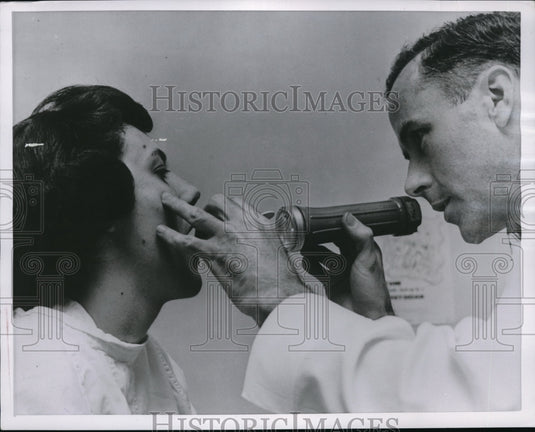1954 Press Photo Physician examining a patient's throat for cancer - Historic Images