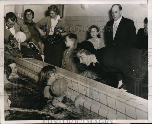 1953 Press Photo Queen Ingrid of Denmark visits a public pool in Copenhagen - Historic Images
