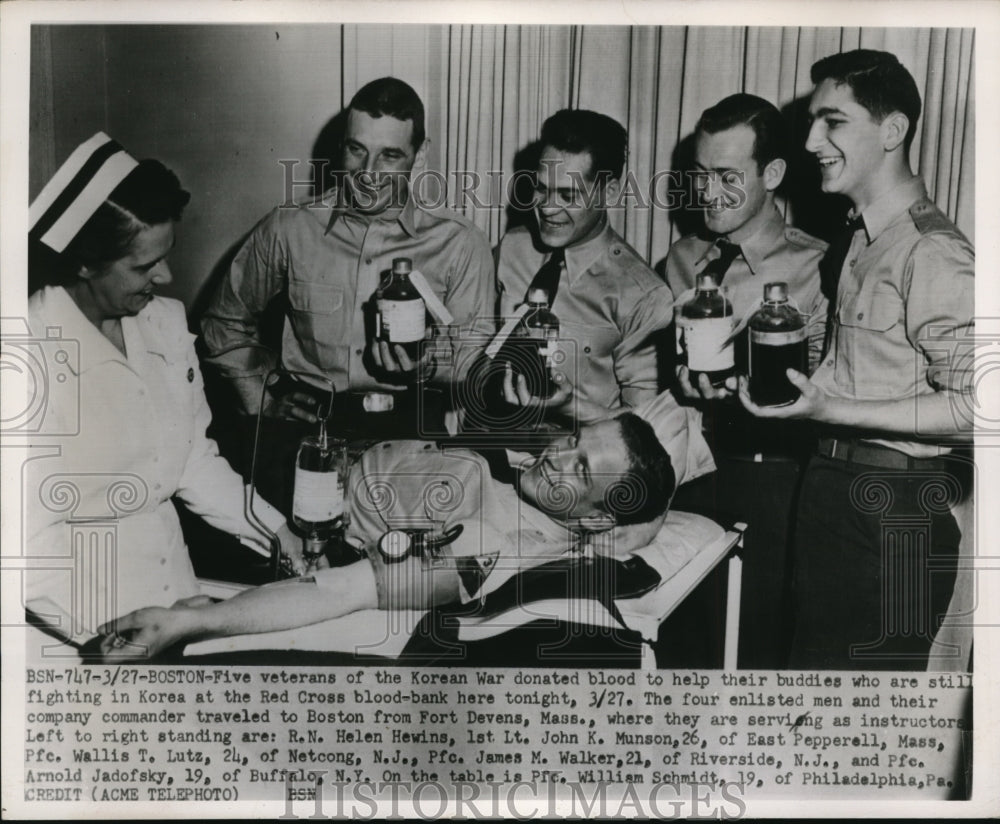 1951 Press Photo Boston Korean War vets at Red Cross RN Hewins, LLt Munson - Historic Images