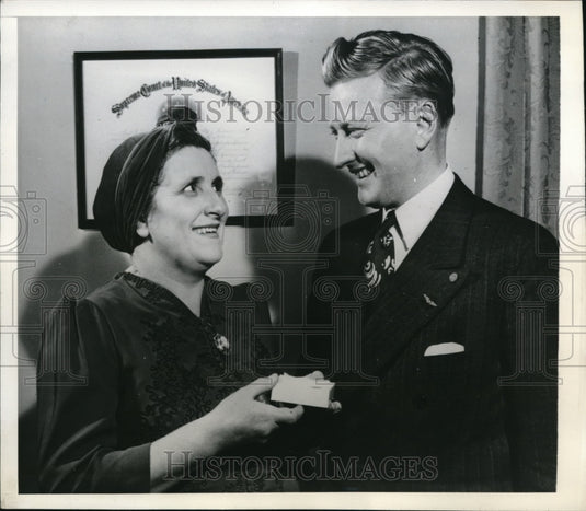 1942 Press Photo Milwaukee Wisc Mayor Carl E Zelber presents Four Star Emblam - Historic Images