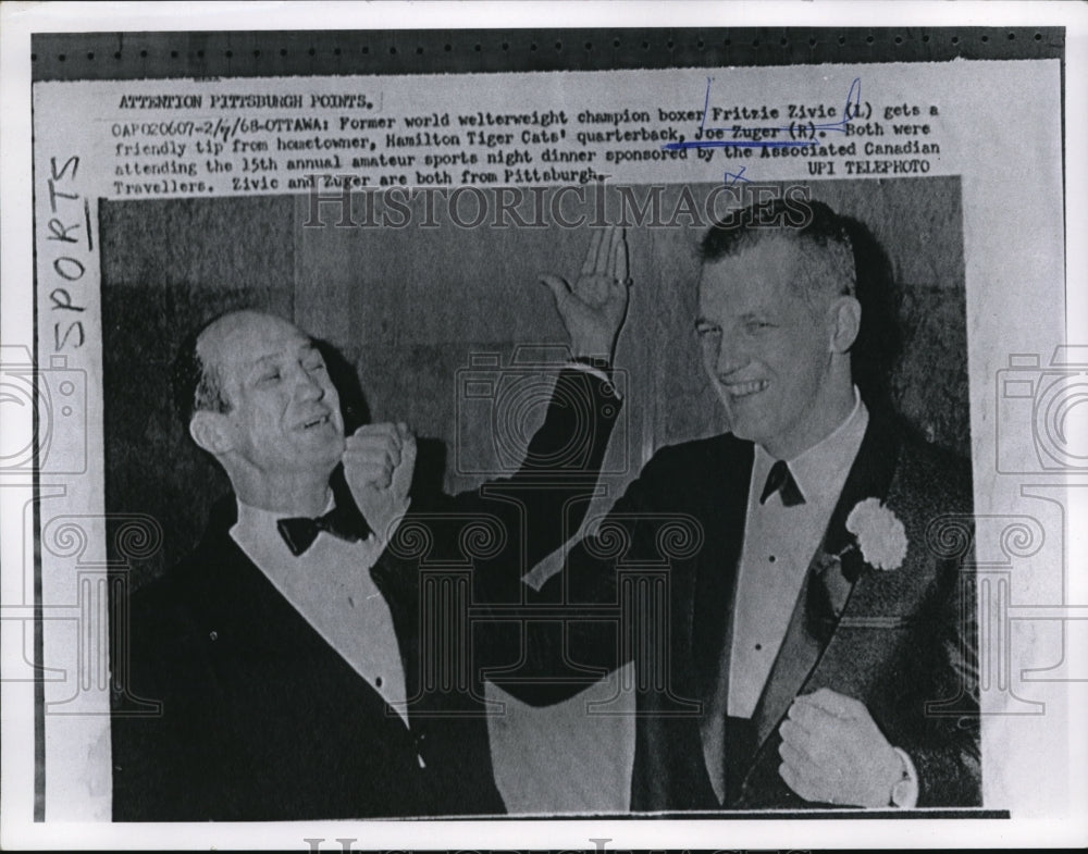 1968 Press Photo Former world welterweight champion boxer gets a tip - Historic Images