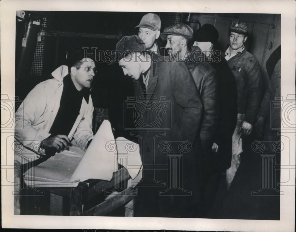 1949 Press Photo Employees of the Swift Company to help search after a blast. - Historic Images