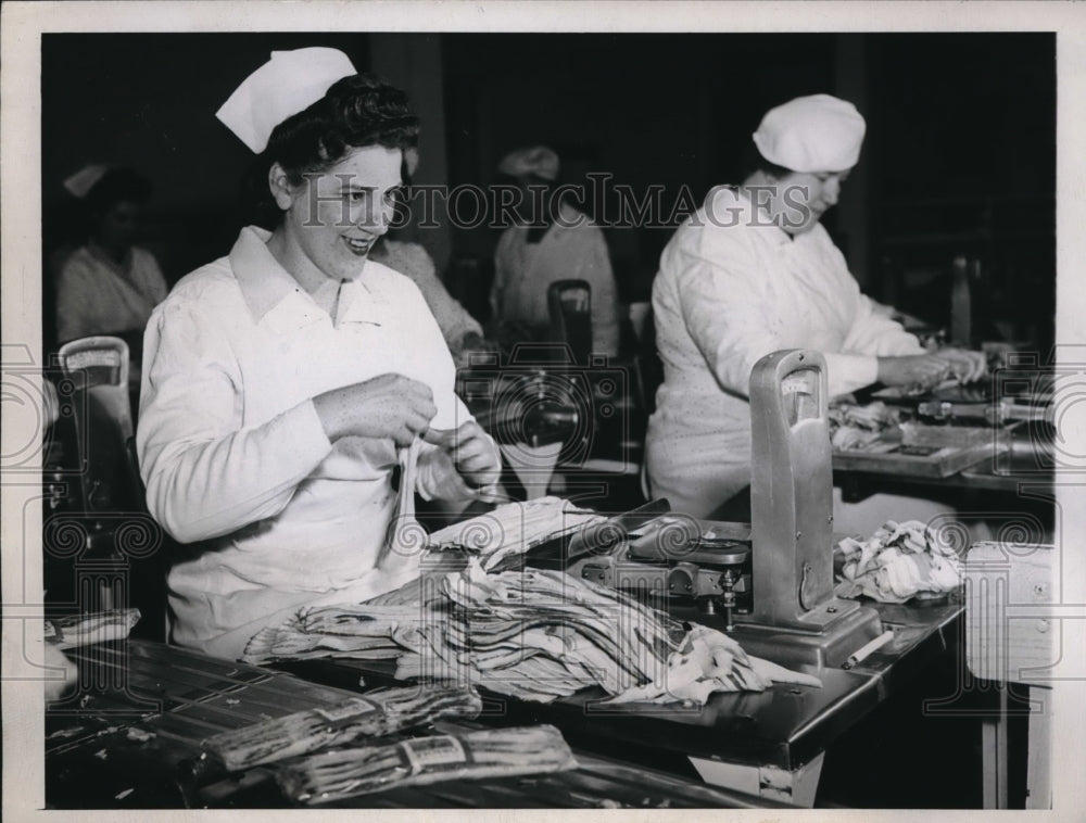 1946 Press Photo Swift &amp; Co. employees back at work - Historic Images