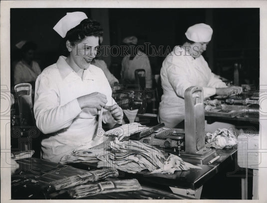 1946 Press Photo Swift & Co. employees back at work - Historic Images