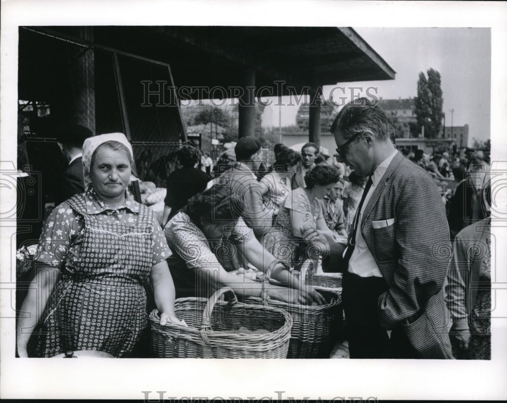 1961 Press Photo Daniel Schoor at Budapest Farmers&#39; Market - nec99267 - Historic Images