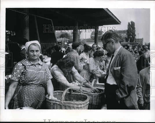 1961 Press Photo Daniel Schoor at Budapest Farmers' Market - nec99267 - Historic Images