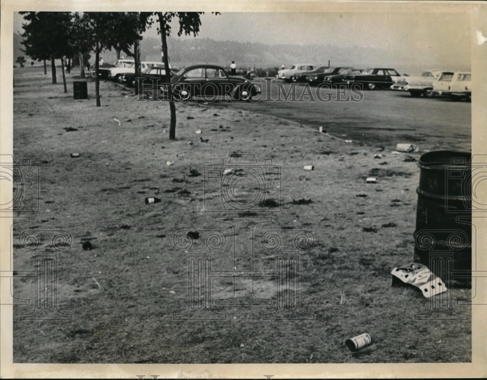 1969 Press Photo Litter at the Edgewater Beach in Cleveland Ohio - nec99275 - Historic Images