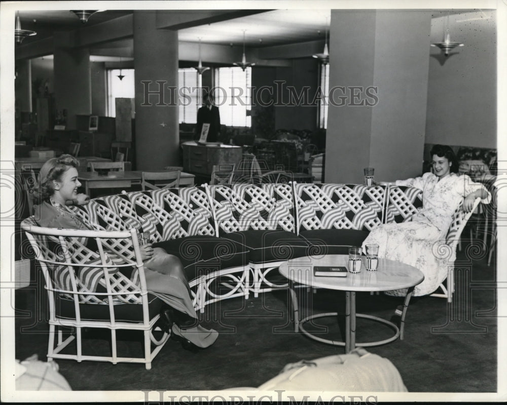 1942 Press Photo Chicago Estelle Page,June Linquist at Furniture Mart - Historic Images