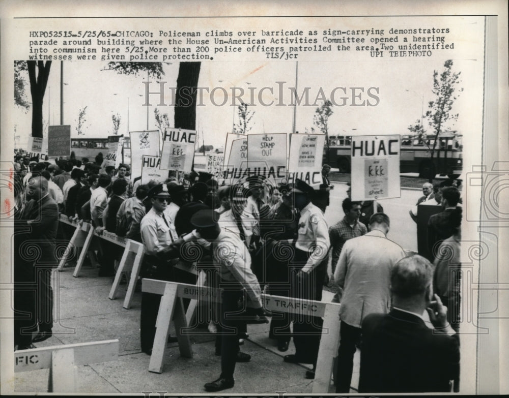 1965 Press Photo Chicago demonstrators around building where House Un-American - Historic Images