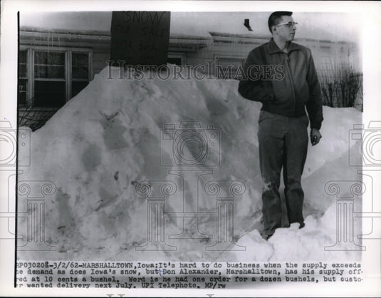 1962 Press Photo Marshalltown Iowa Don Alexander in deep snow at his business - Historic Images