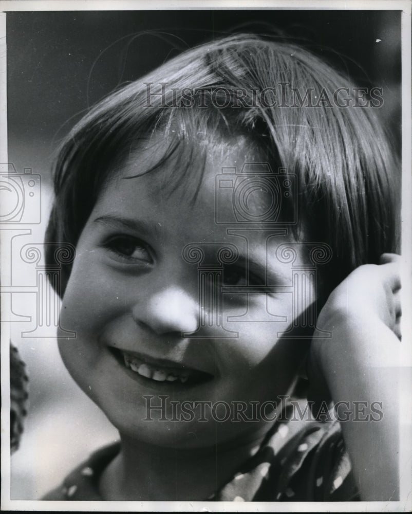 1959 Press Photo Little Girl Smiles on From Audience With Knock of &quot;Bad &quot;Man&quot; - Historic Images