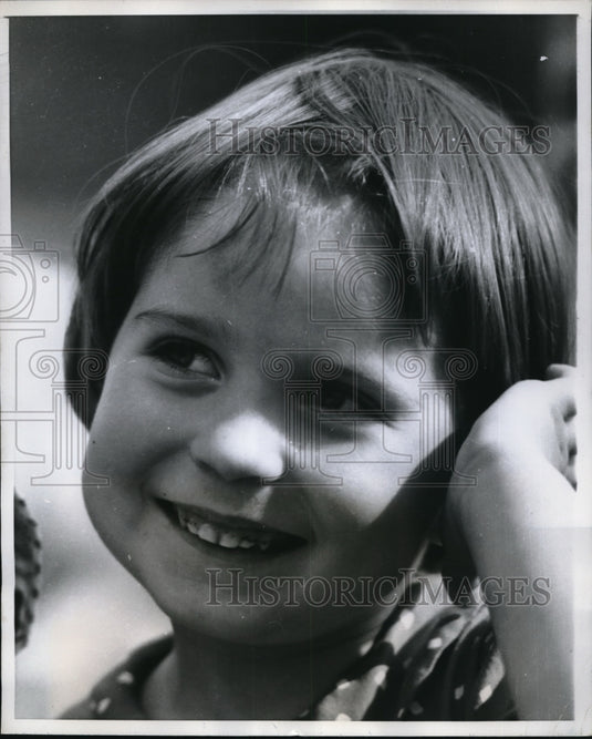 1959 Press Photo Little Girl Smiles on From Audience With Knock of "Bad "Man" - Historic Images