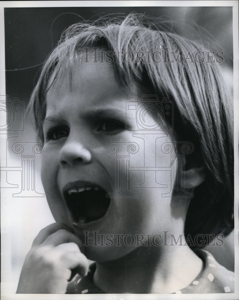 1959 Press Photo Little Girl Looks on at Show With Worry Because of Villain - Historic Images