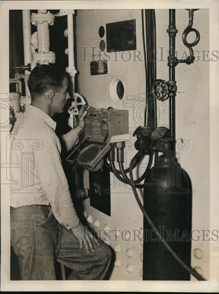 1939 Press Photo Lewis Jones talking over three-way telephonic communication - Historic Images