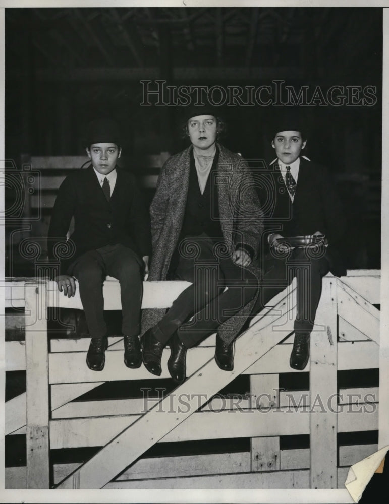 1933 Press Photo Marsha and Rosamund Murray as they attend Junior Horse Show - Historic Images