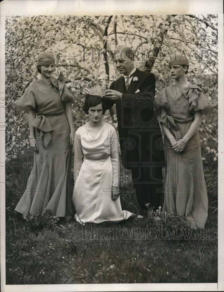 1933 Press Photo Francoise May is crowned Queen Shenanooah - Historic Images